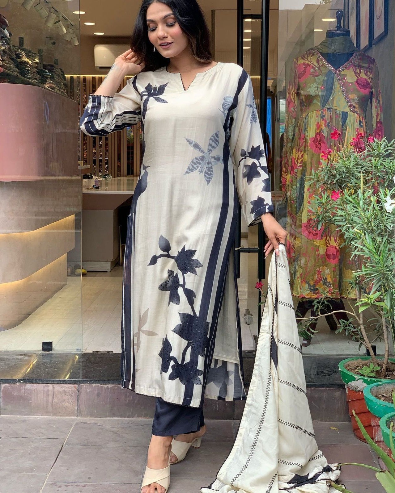 White Floral: Muslin Kurta Set with Lace Detailing