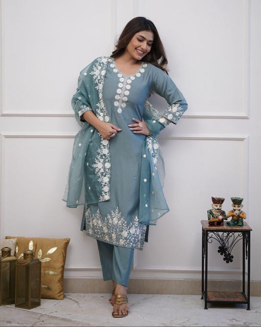 Roman Elegance Mirror Embroidered Silk Set