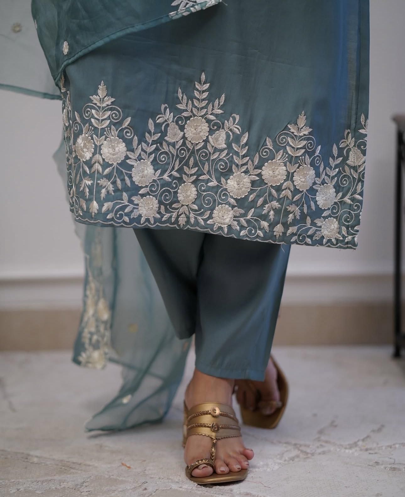 Roman Elegance Mirror Embroidered Silk Set