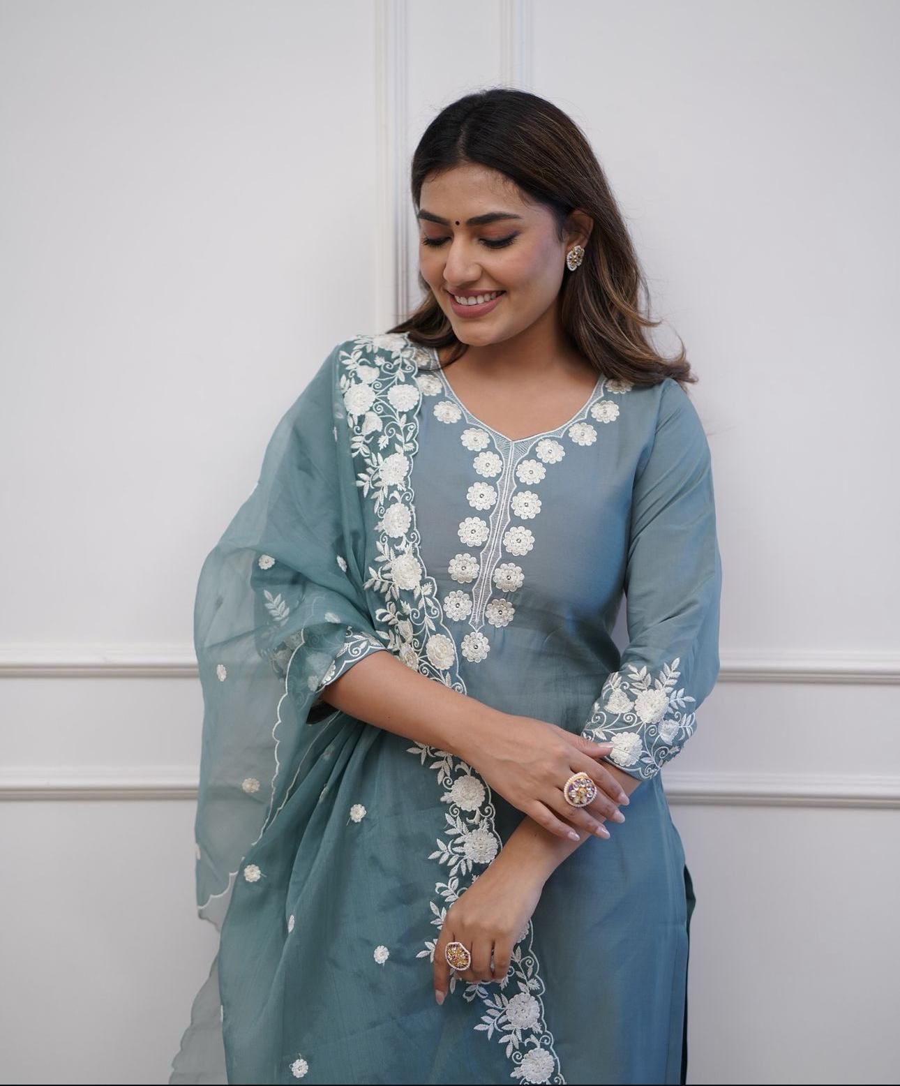 Roman Elegance Mirror Embroidered Silk Set