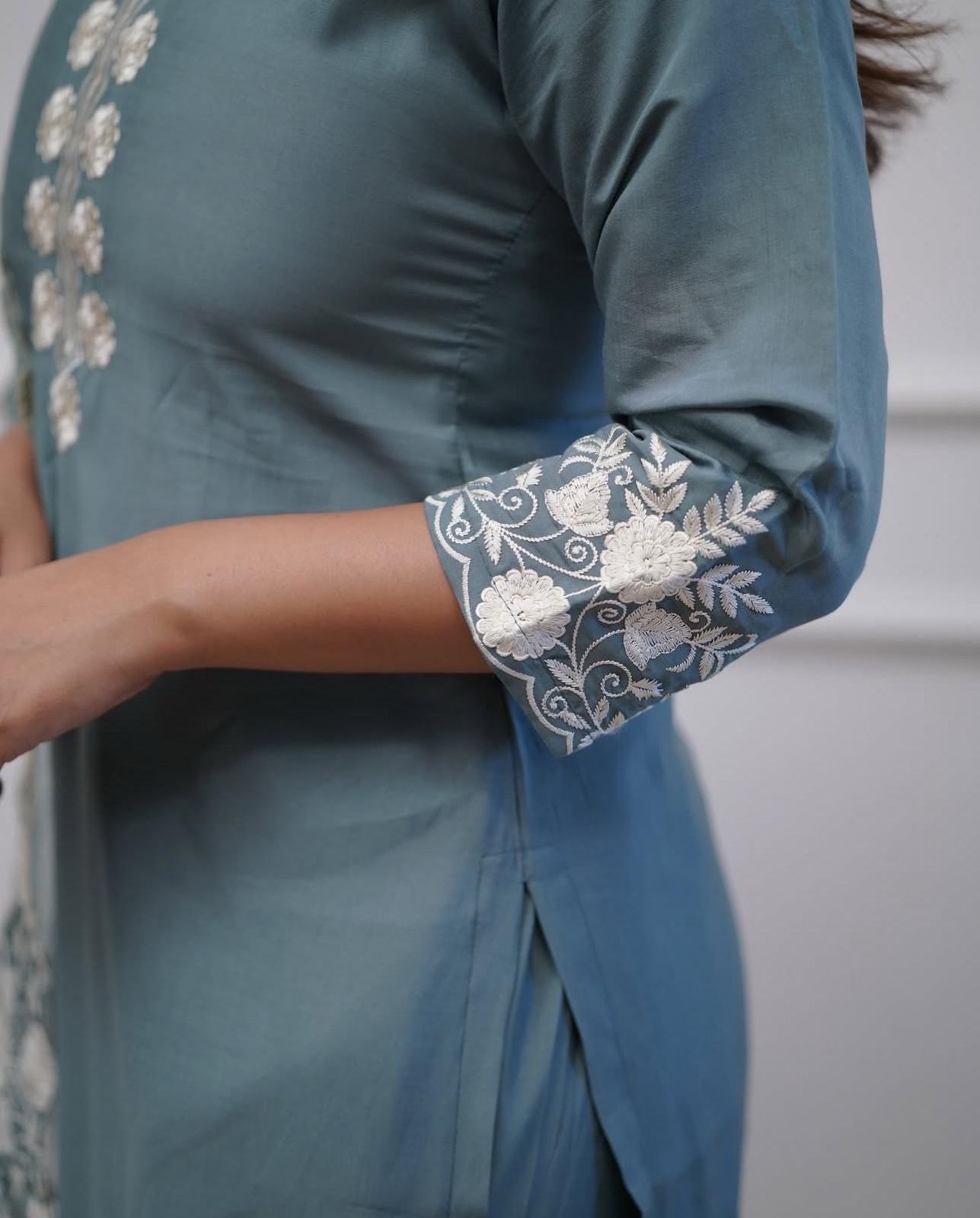 Roman Elegance Mirror Embroidered Silk Set